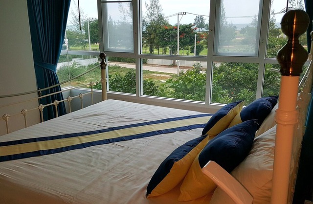 Luxury 2 bed apartment - Golf Course, Pool, and partial sea views.