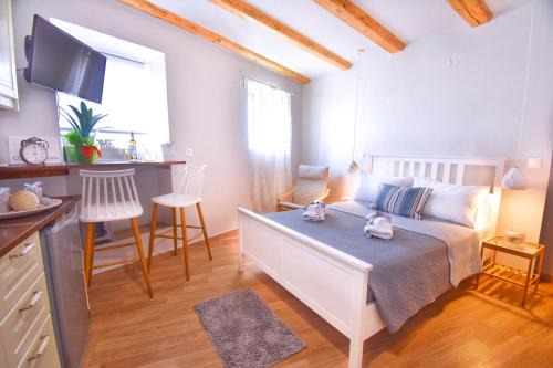 Mouragia Old Seaside Studio