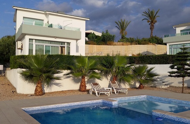 Village Location with Stunning Sea/Pool Views- 3 minutes walk from restaurants