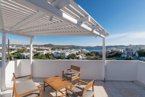 Adamas Apartment | Μπαλκόνι με θέα/Viewtiful balcony