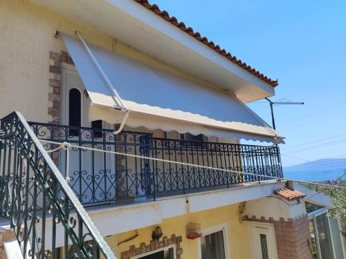 Eretria House | Το μπαλκόνι της Ερέτριας