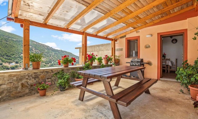 Livadia House | 113 m² House ∙ 2 bedrooms ∙ 5 guests