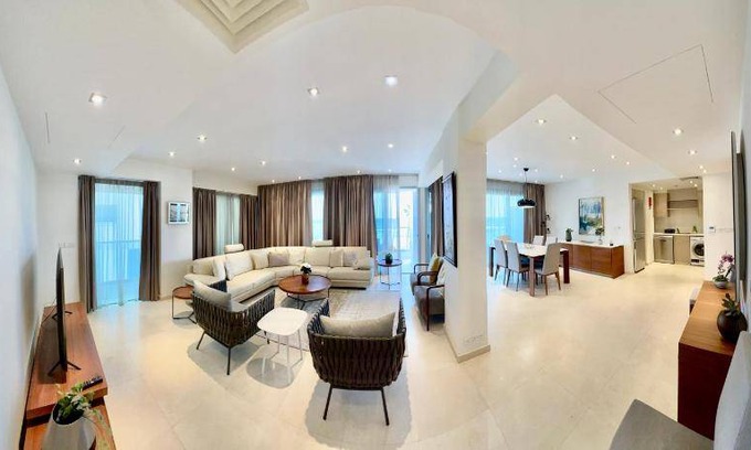 Larnaca City Centre Apartment | 187 m² Serviced apartment ∙ 3 bedrooms ∙ 10 guests