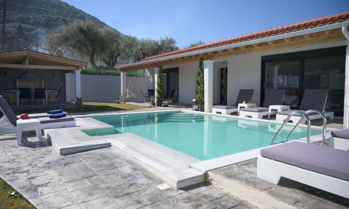Notos Villa | 250 m² Villa ∙ 5 bedrooms ∙ 12 guests