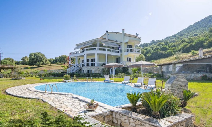 Monastiraki Resort | 280 m² Luxury rental ∙ 5 bedrooms ∙ 10 guests