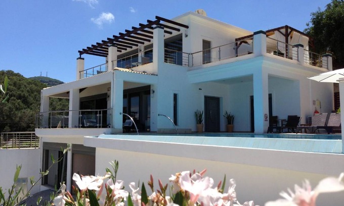 Notos House | 300 m² House ∙ 4 bedrooms ∙ 8 guests