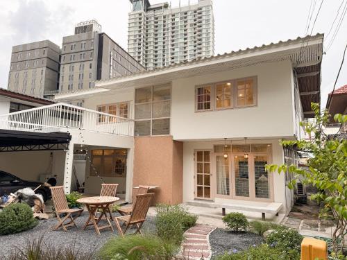Ratchadaphisek House | 4 Bedroom Rustic Farmhouse Sleep 10 4 Mins walk to MRT