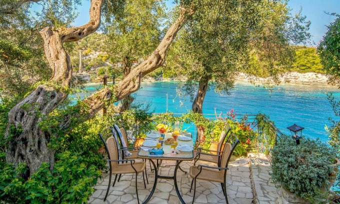 Longos Apartment | Aglaia