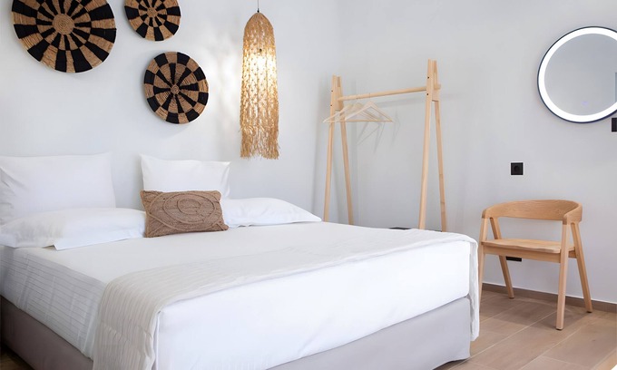 Lefkada Town Apartment | Apartment 'Elfam City Suite A' with Shared Terrace, Wi-Fi and Air Conditioning