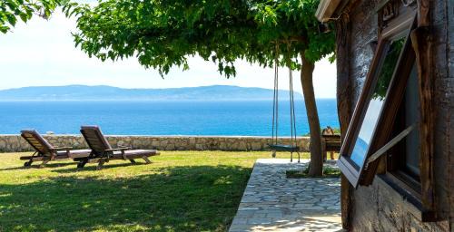 Ratzakli House | Artsy Wooden Cottage