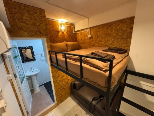Thanon Phetchaburi Hostel | Comfy Corner Hostel