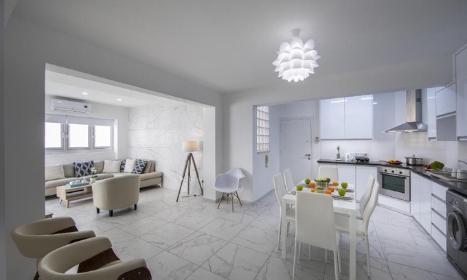 Larnaca City Centre Apartment | Larnaca Finikoudes Suite