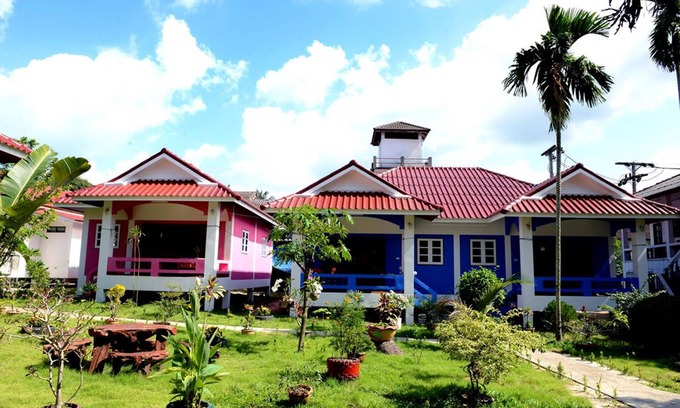 Bang Po Hotel | New Sunrise Village Maenam Beach