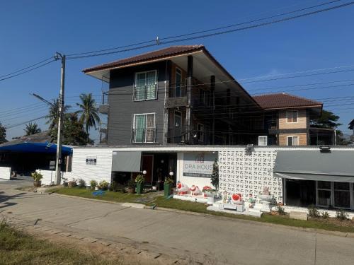 San Kamphaeng Hostel | Ora House