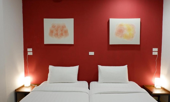 Pom Prap Sattru Phai Hostel | Peace Factory Hostel