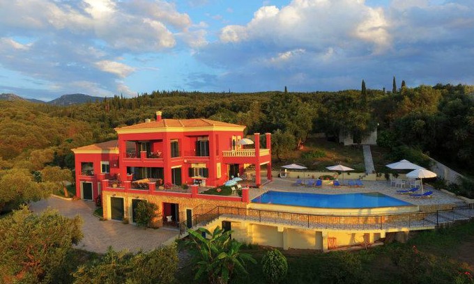 Sfakera House | Red Queen