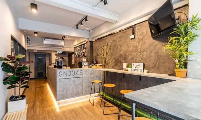 Bang Rak Hostel | Snoozzze Hostel ใกล้รถไฟฟ้า ย่านบางรัก