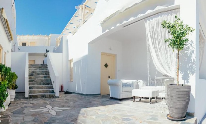 Adamas Bed & Breakfast | The White Suites