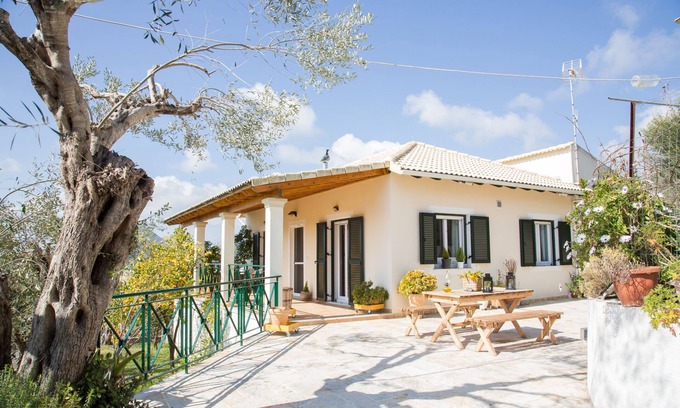 Chlomatiana House | Villa Elizabeth - spacious Country House - Coco mat linens