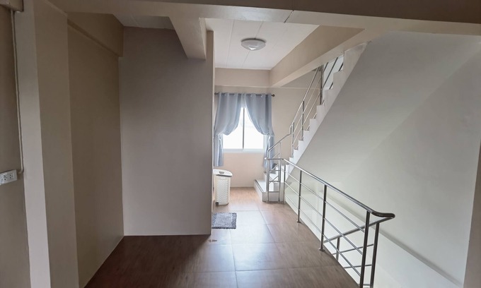 Nakhon Chai Si Hostel | YYK Hostel 24