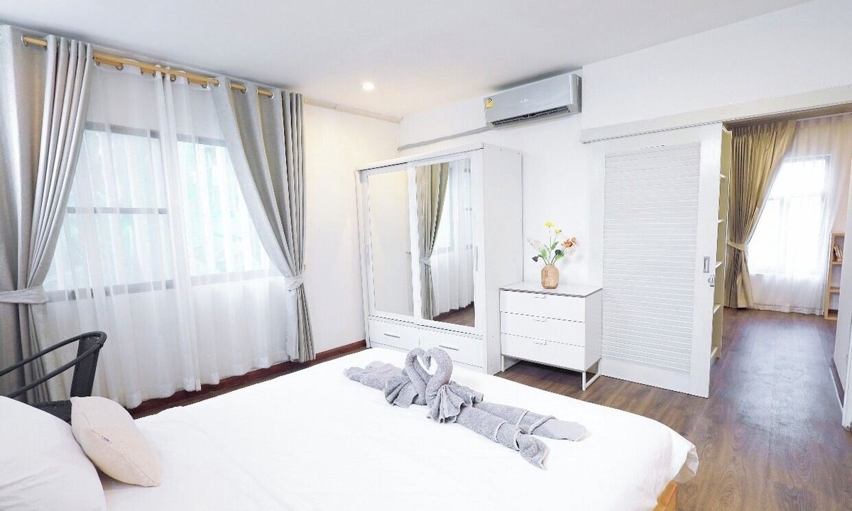 Ratchadaphisek Villa | 4 Bedroom/5 Beds Villa Din Daeng BKK