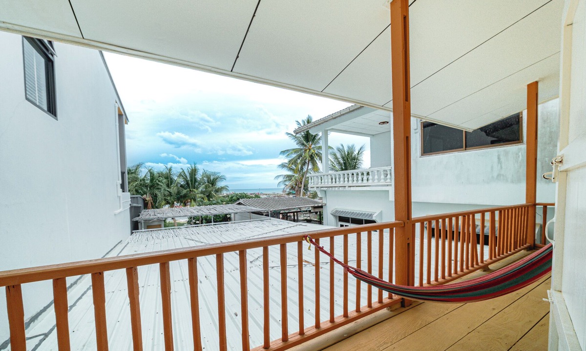 Ban Chang Hotel | GAO Phala beachfront hostel & pool villa