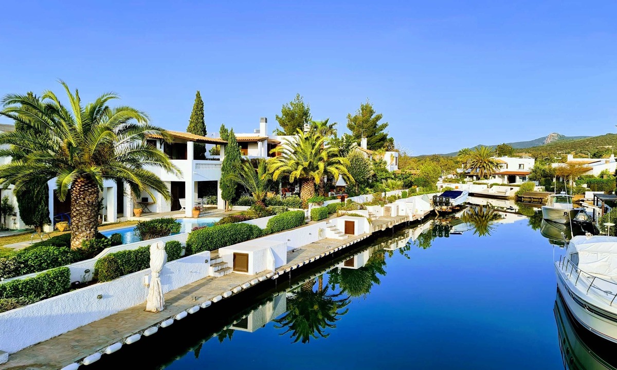 Plepi Apartment | Beach Loft Apartment with Sea View, Wi-Fi, and Air Conditioning