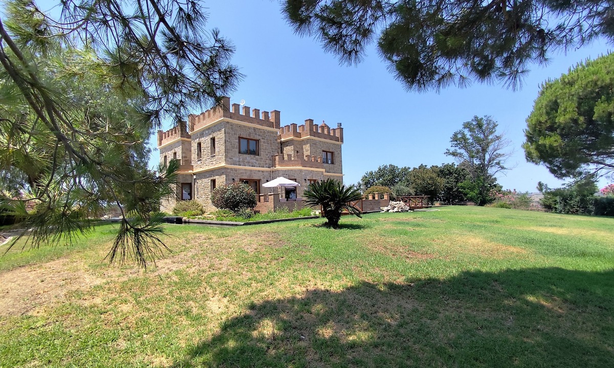 Lakopetra Villa | Chateau Retreat