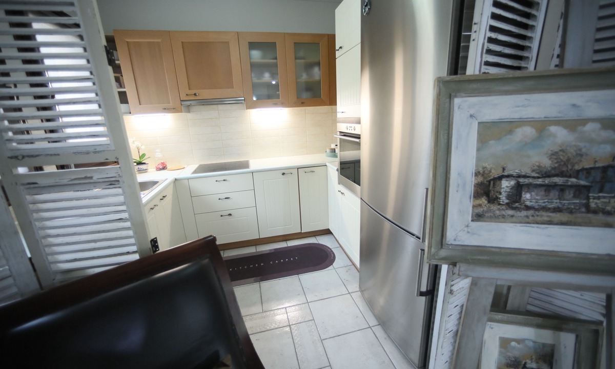 Kastoria Apartment | Χαλαρώστε σε αυτόν τον ήρεμο, κομψό χώρο με τζάκι ιδιωτικό παρκινγκ και γραφείο