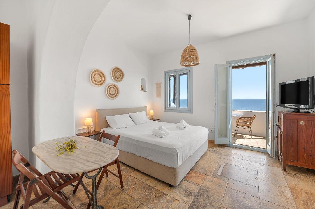 Exomvourgo Apartment | Sea view rooms in kardiani by TinosStay