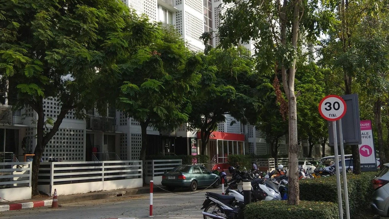 Photo of Buildings in Huai Khwang