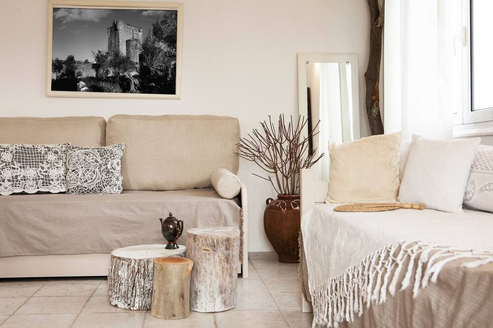 Photo of Livingroom in East Mani