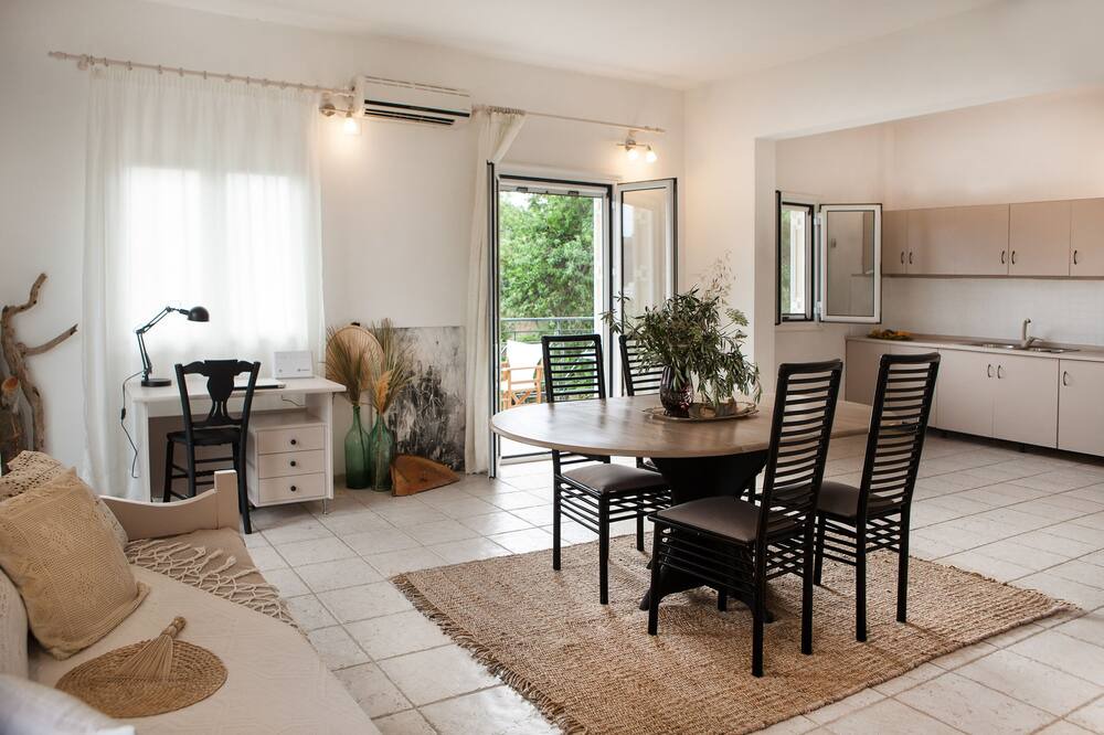 Photo of Livingroom in East Mani