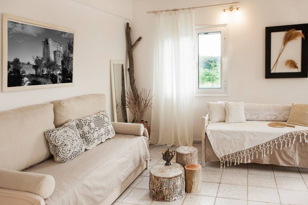 Photo of Livingroom in East Mani