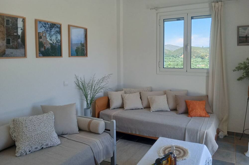 Photo of Livingroom in East Mani