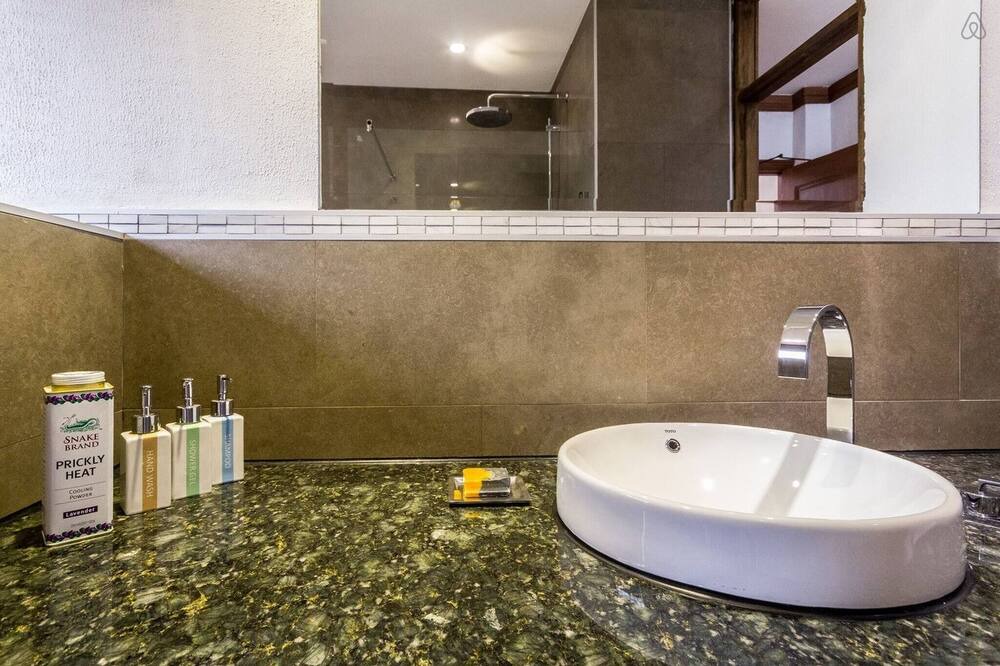 Photo of Bathroom in Khlong Toei Nuea