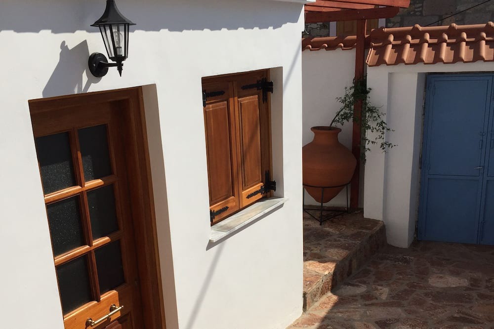 Photo of Patio Balcony in Polichnitos