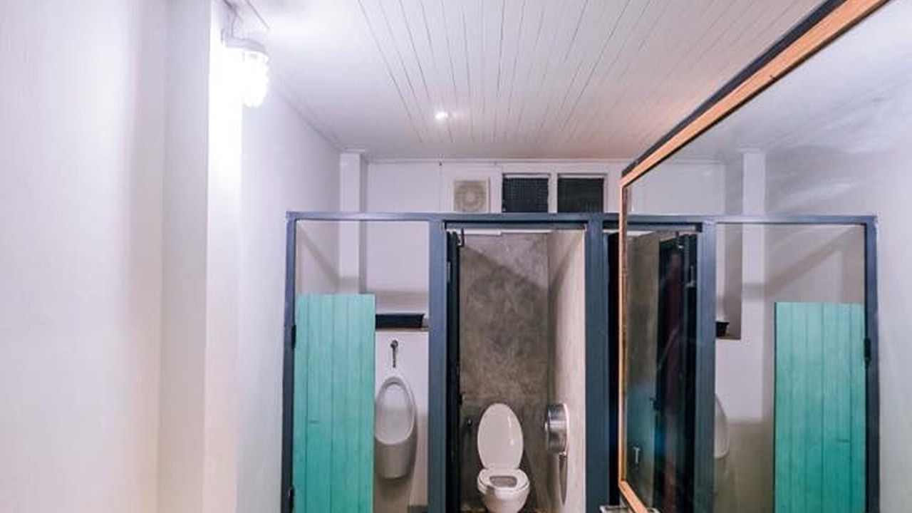 Photo of Bathroom in Wat Sam Phraya