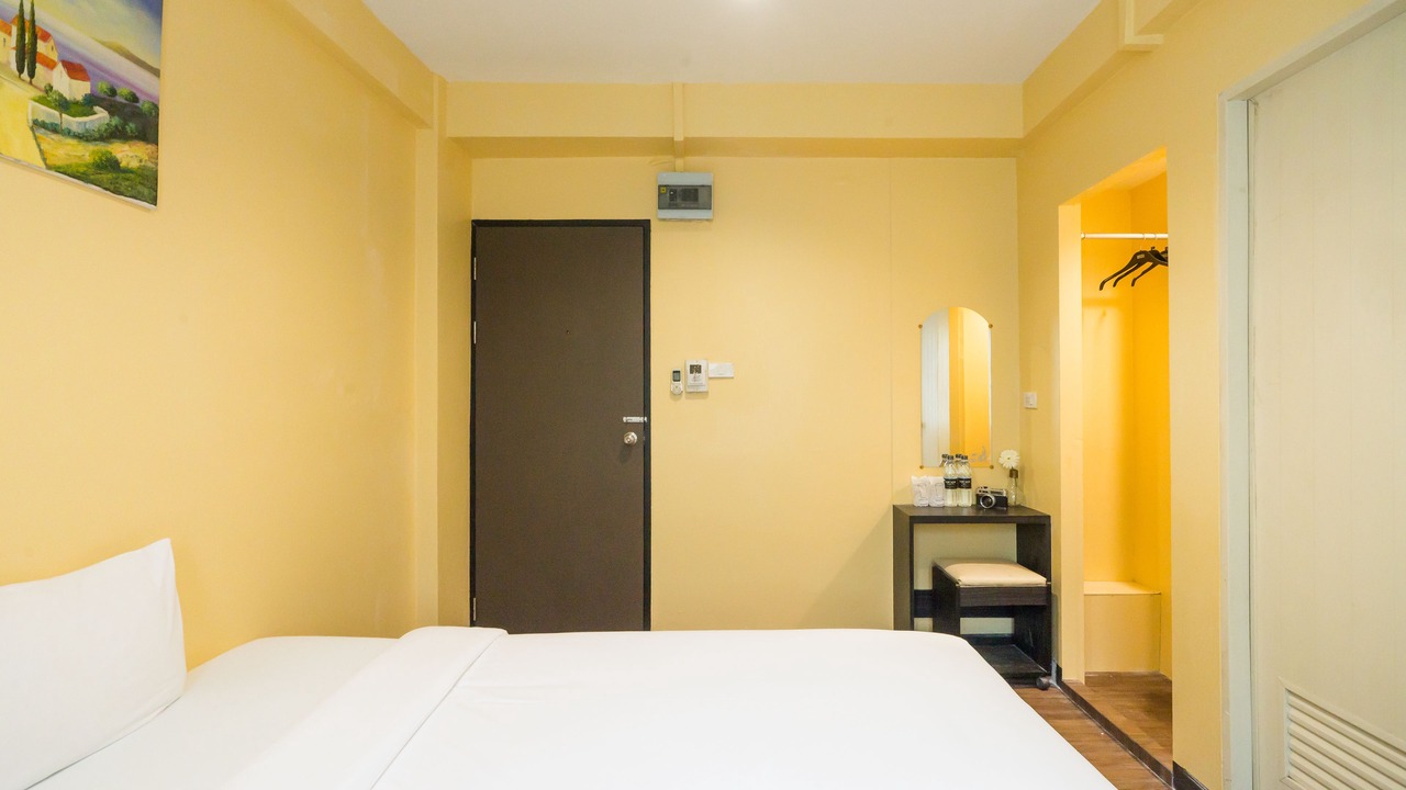 Photo of Bedroom in Samsen Nok
