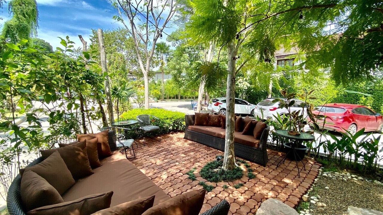 Photo of Outdoor in Thung Phaya Thai