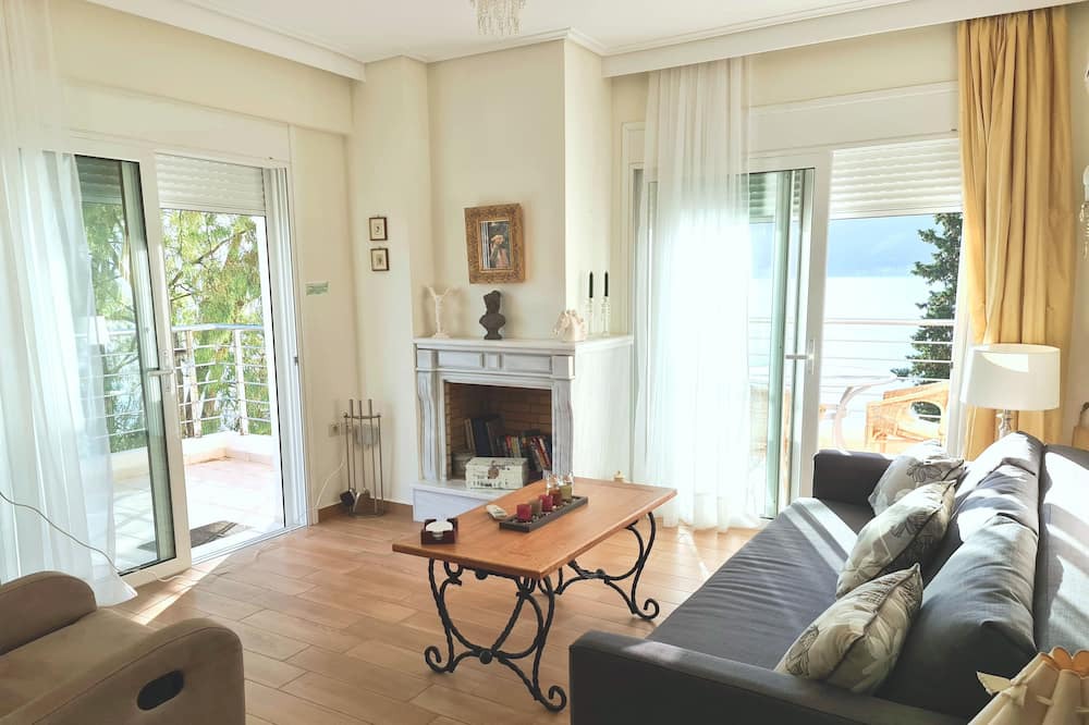 Photo of Livingroom in Karavomylos