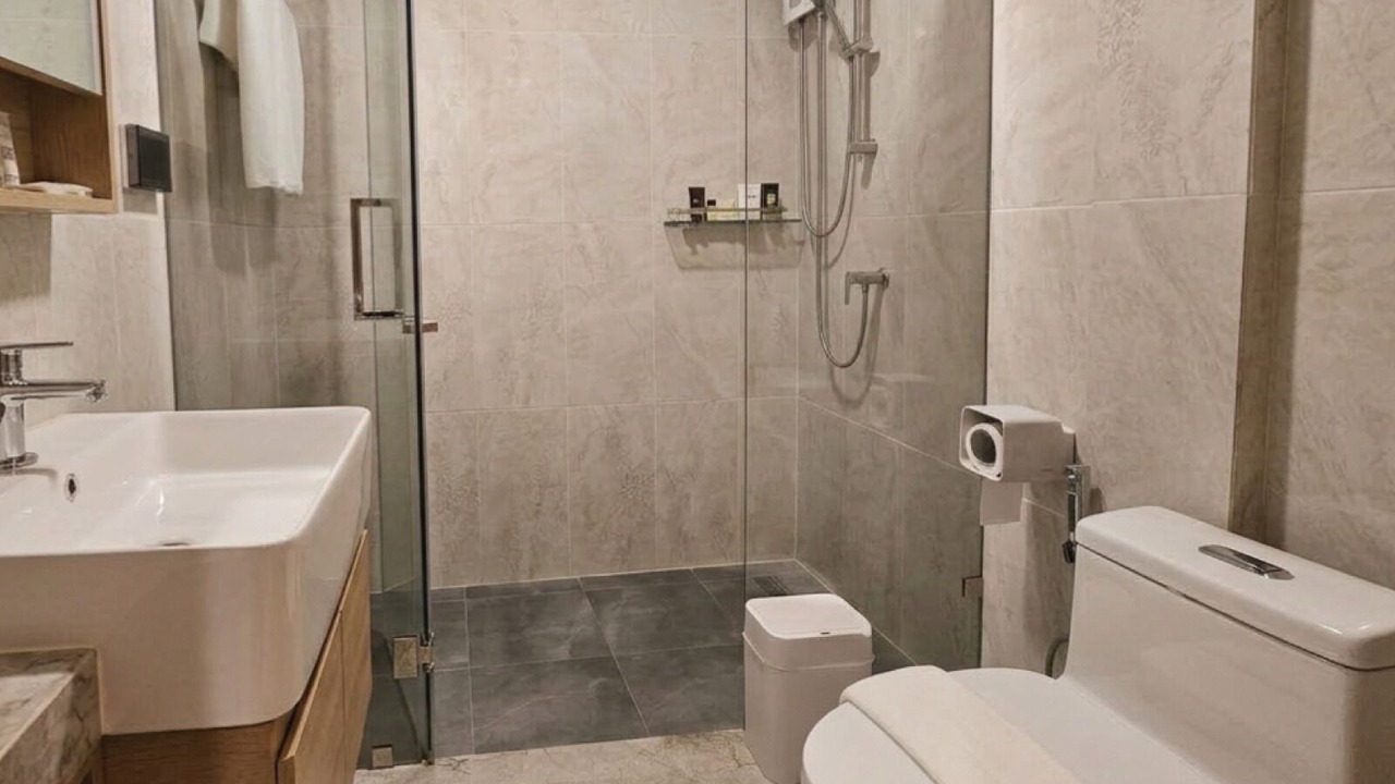 Photo of Bathroom in Thanon Phetchaburi