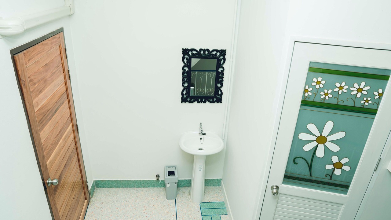 Photo of Bathroom in Thanon Phetchaburi