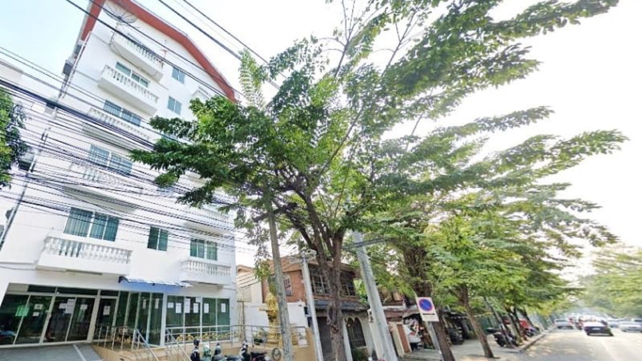 Photo of Outdoor in Thanon Nakhon Chai Si