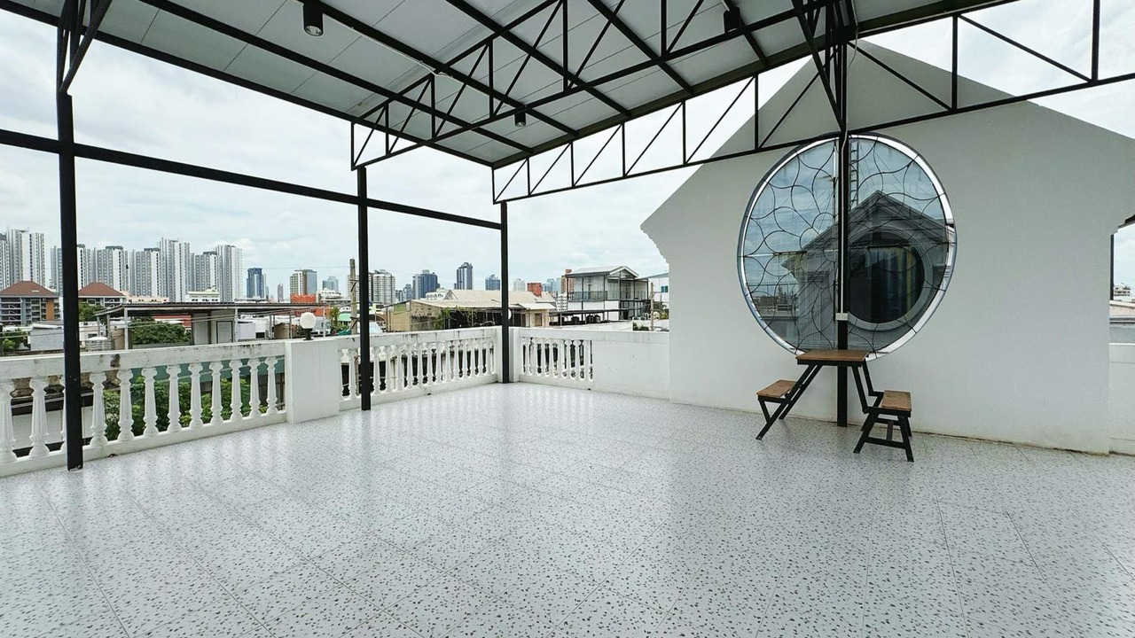 Photo of Patio Balcony in Huai Khwang