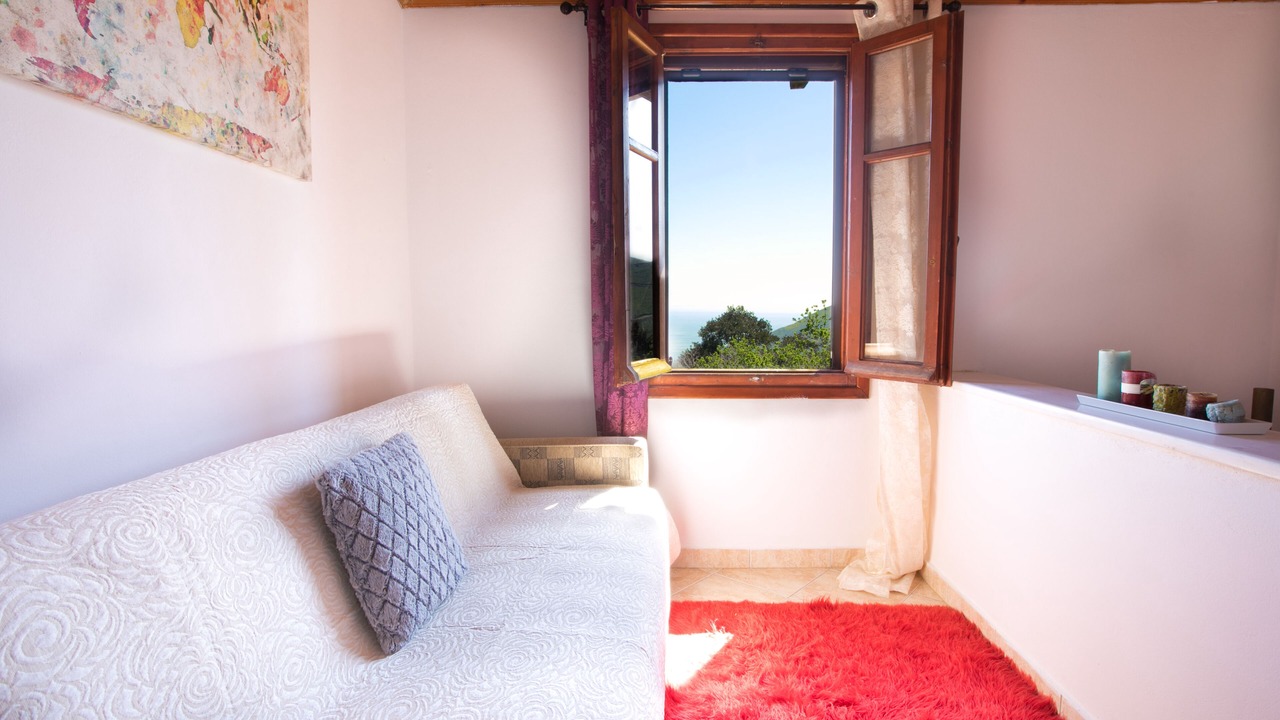 Photo of Livingroom in East Mani