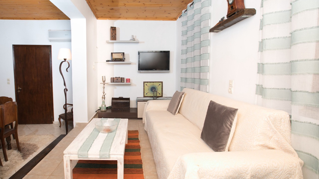Photo of Livingroom in East Mani