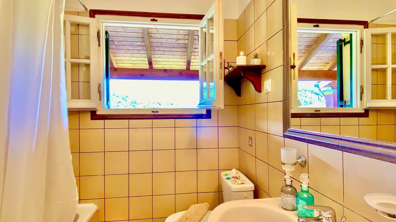 Photo of Bathroom in Petaleia