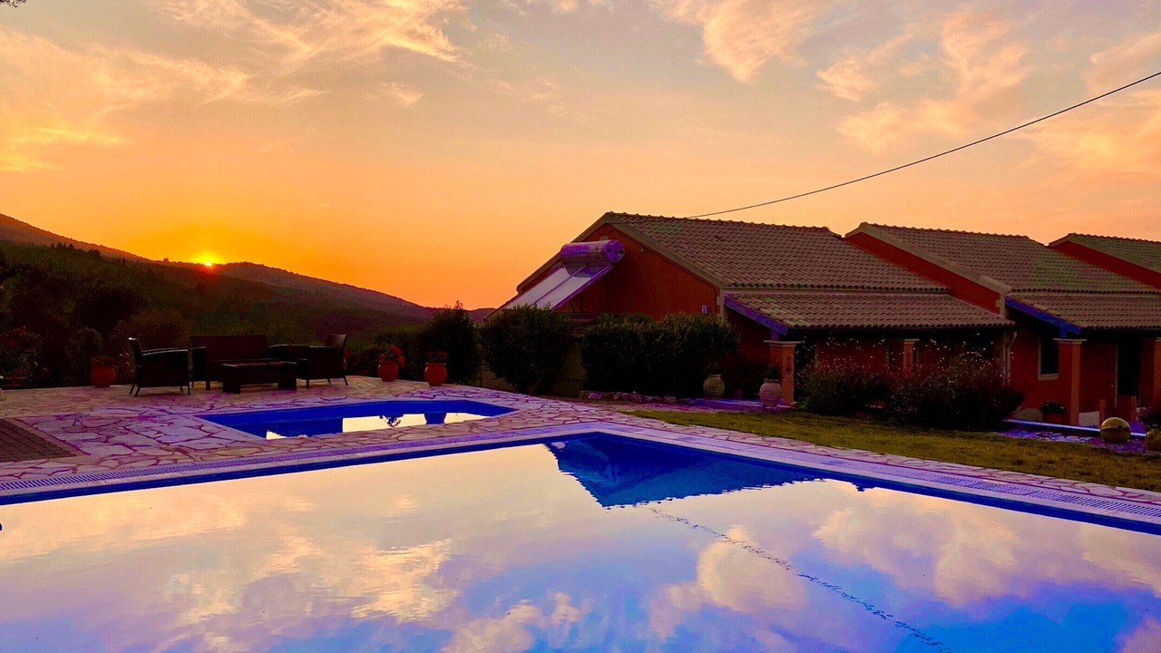 Photo of Outdoor in Petaleia