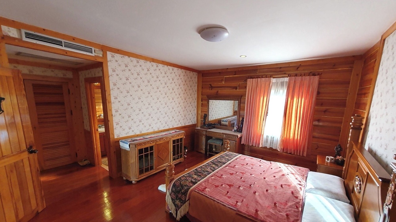 Photo of Bedroom in Khanong Phra
